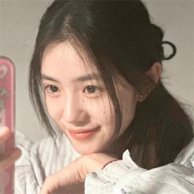 随盲柳入眠的女人